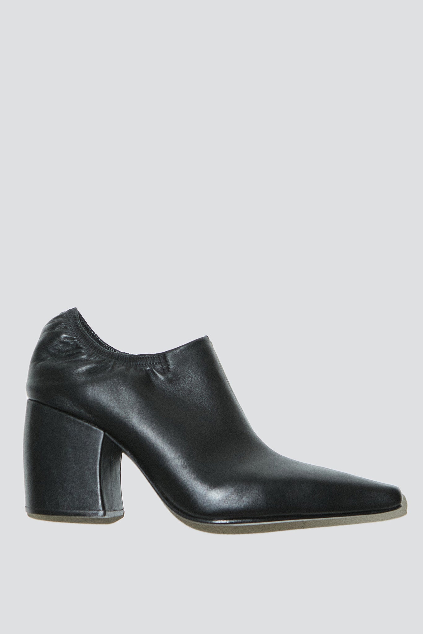 Black Leather Punta High Pump