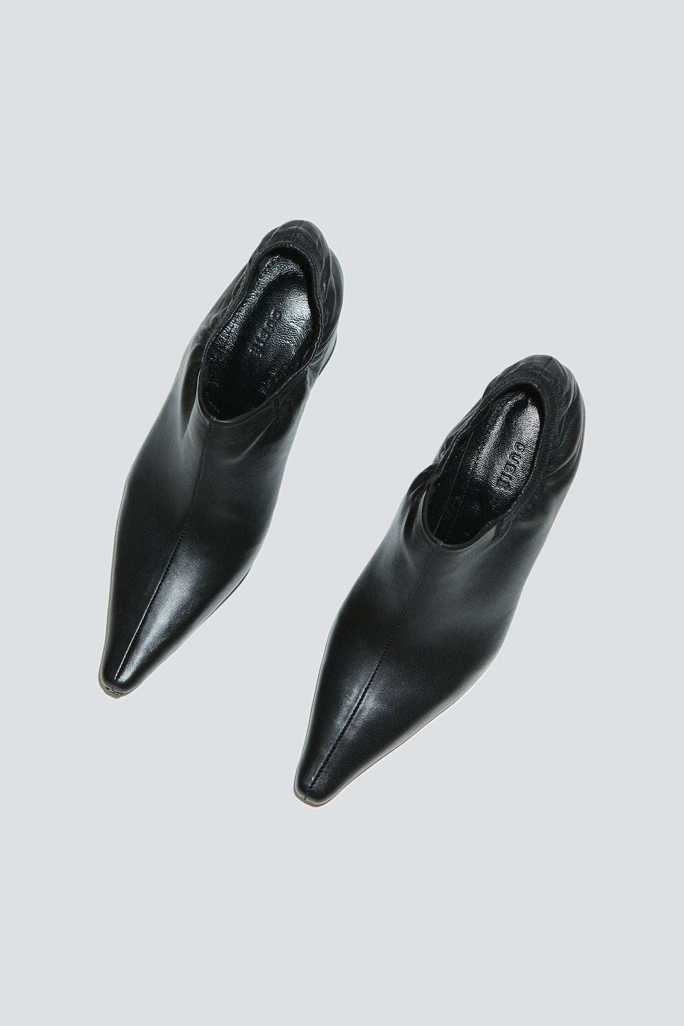 Black Leather Punta High Pump