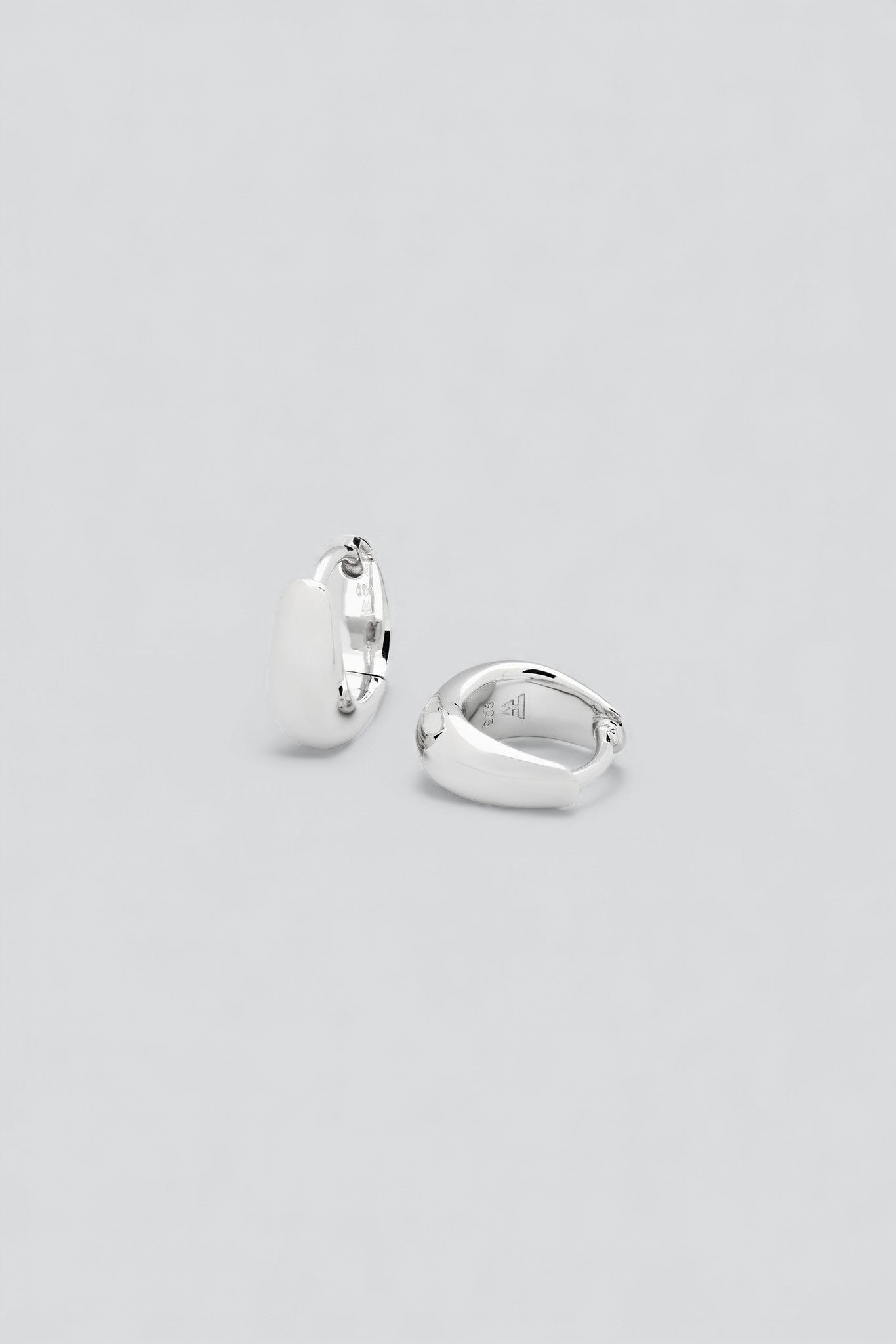 TOMWOOD アイス ハギー ice huggies シルバー 銀 Silver Ice Huggies - Tom Wood – Assembly New York