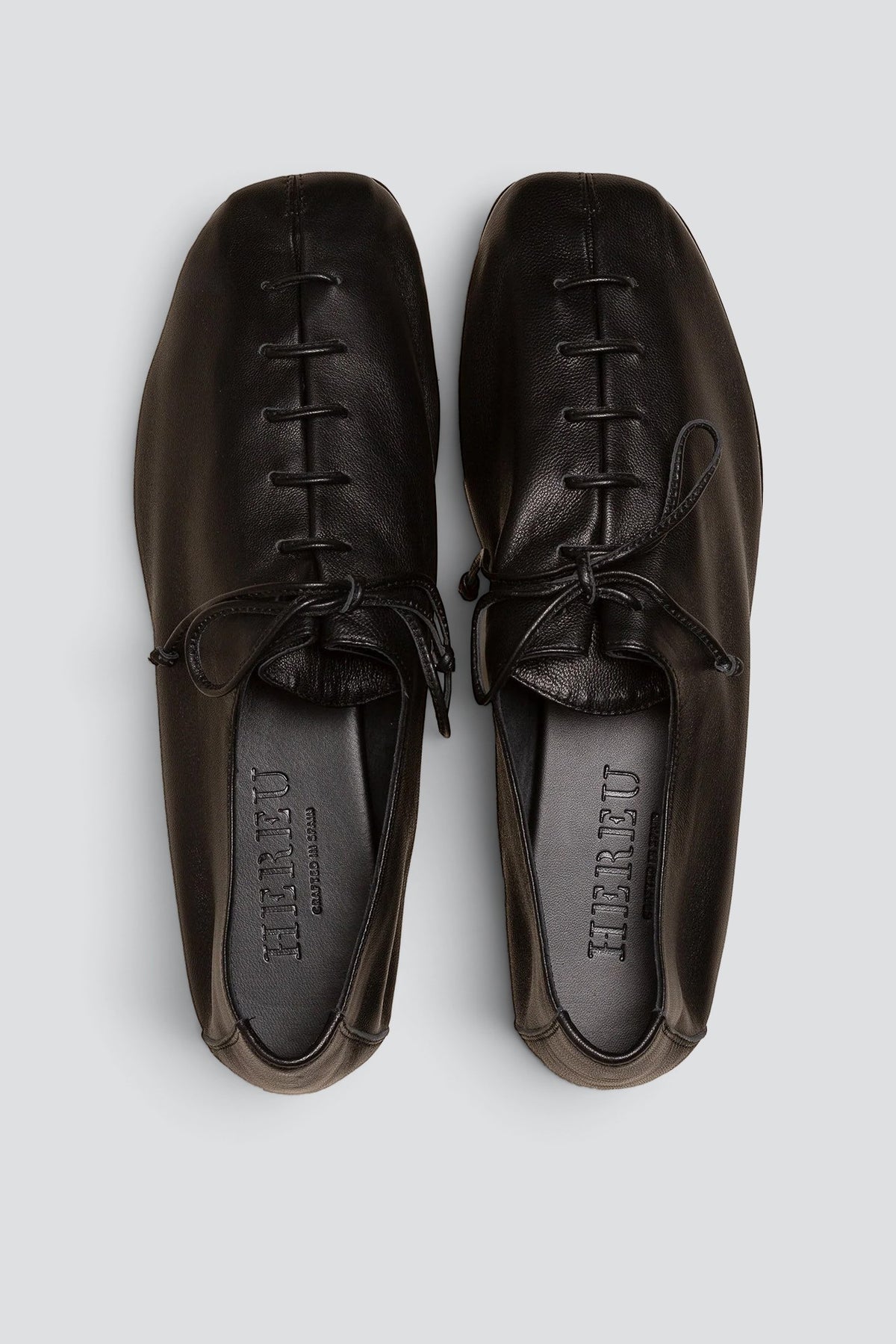 Black Plegada Supple Shiny Lace Up Shoe