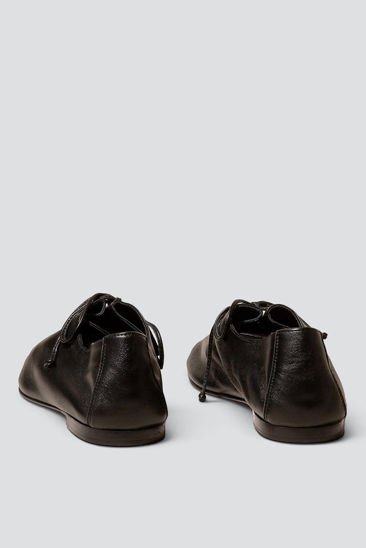 Black Plegada Supple Shiny Lace Up Shoe