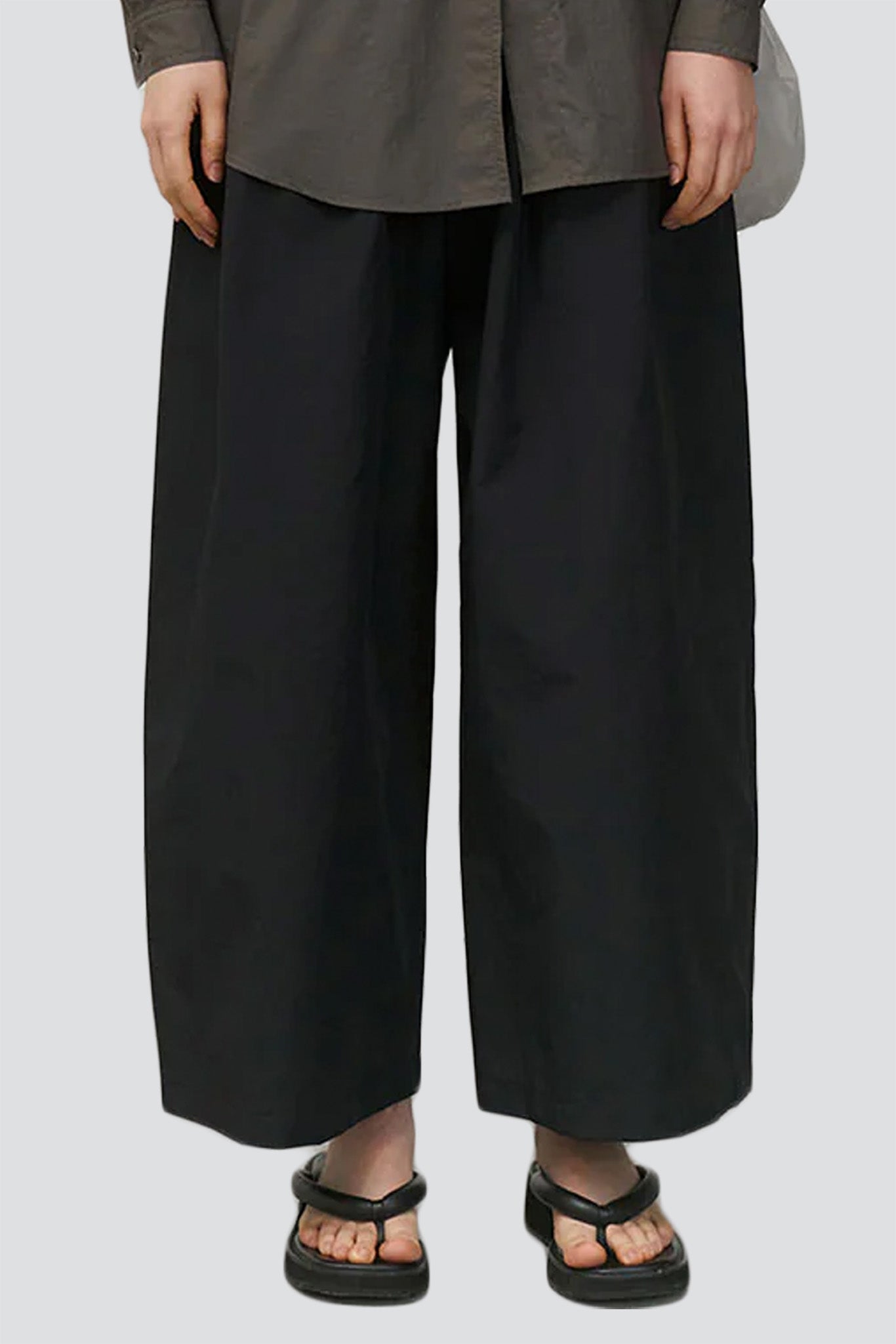 Black Three Tuck Banding Pant