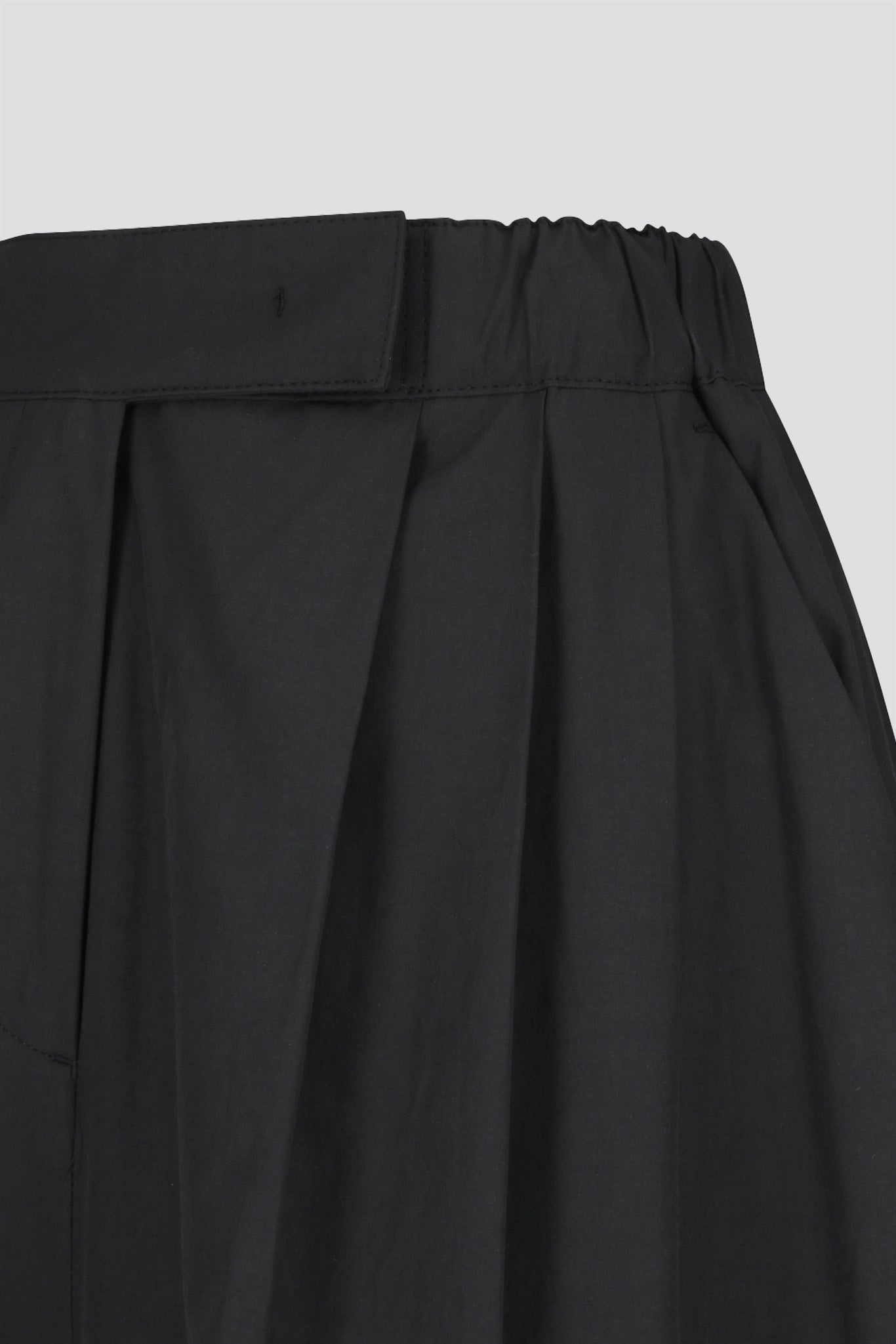 Black Three Tuck Banding Pant