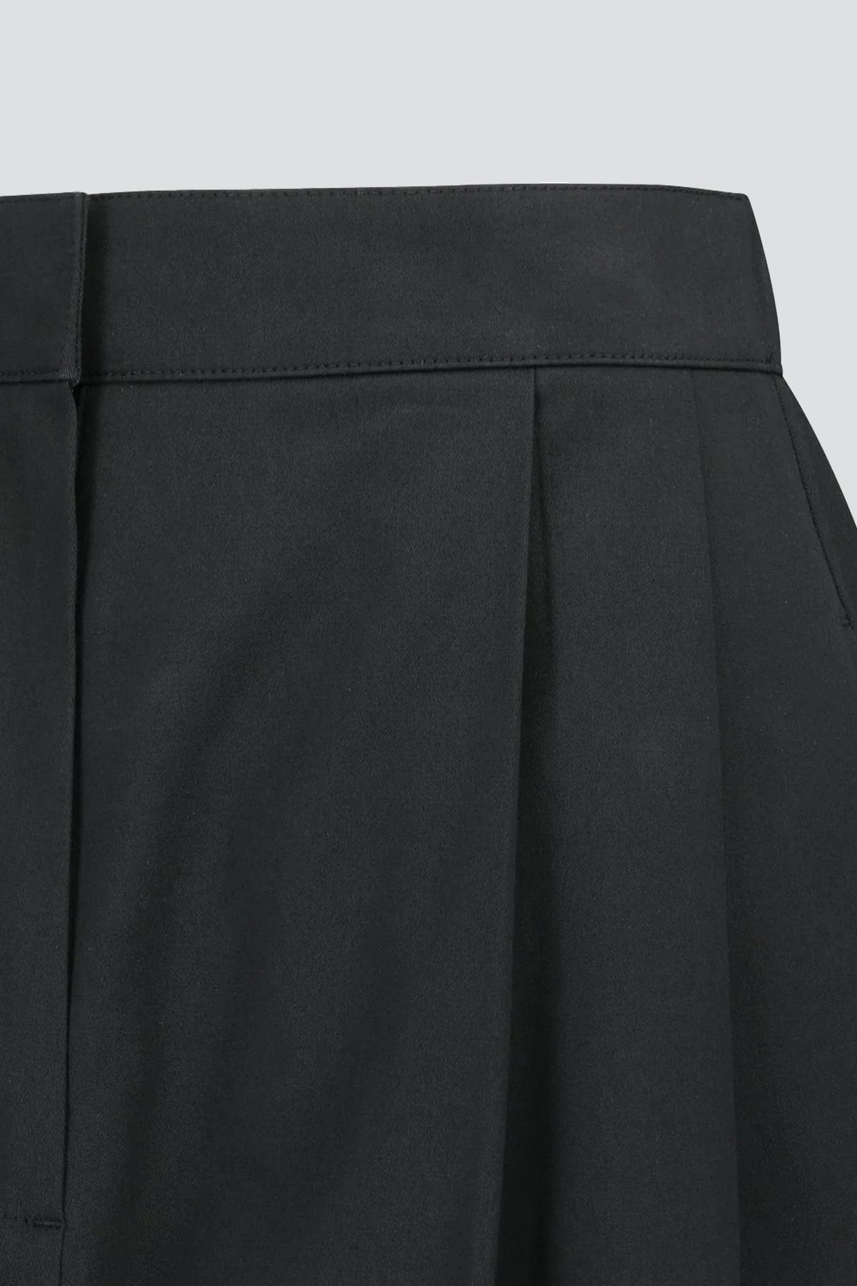 Black Two Tuck Wide Banding Pants