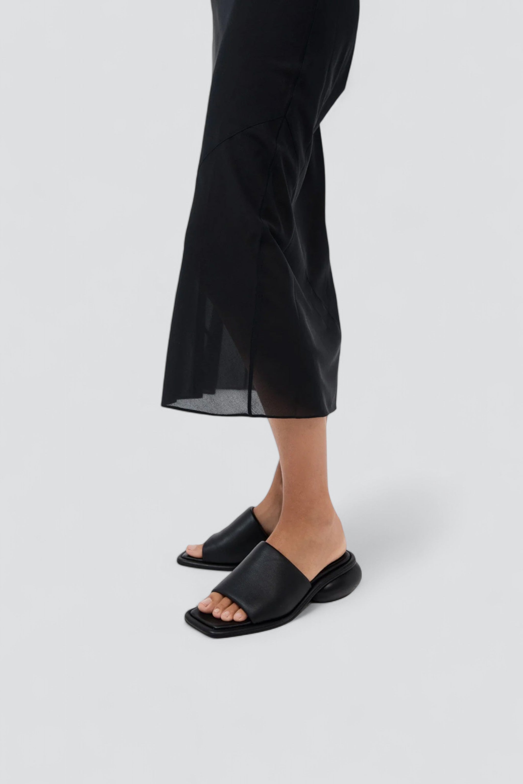 Black Minimal Dome Heel