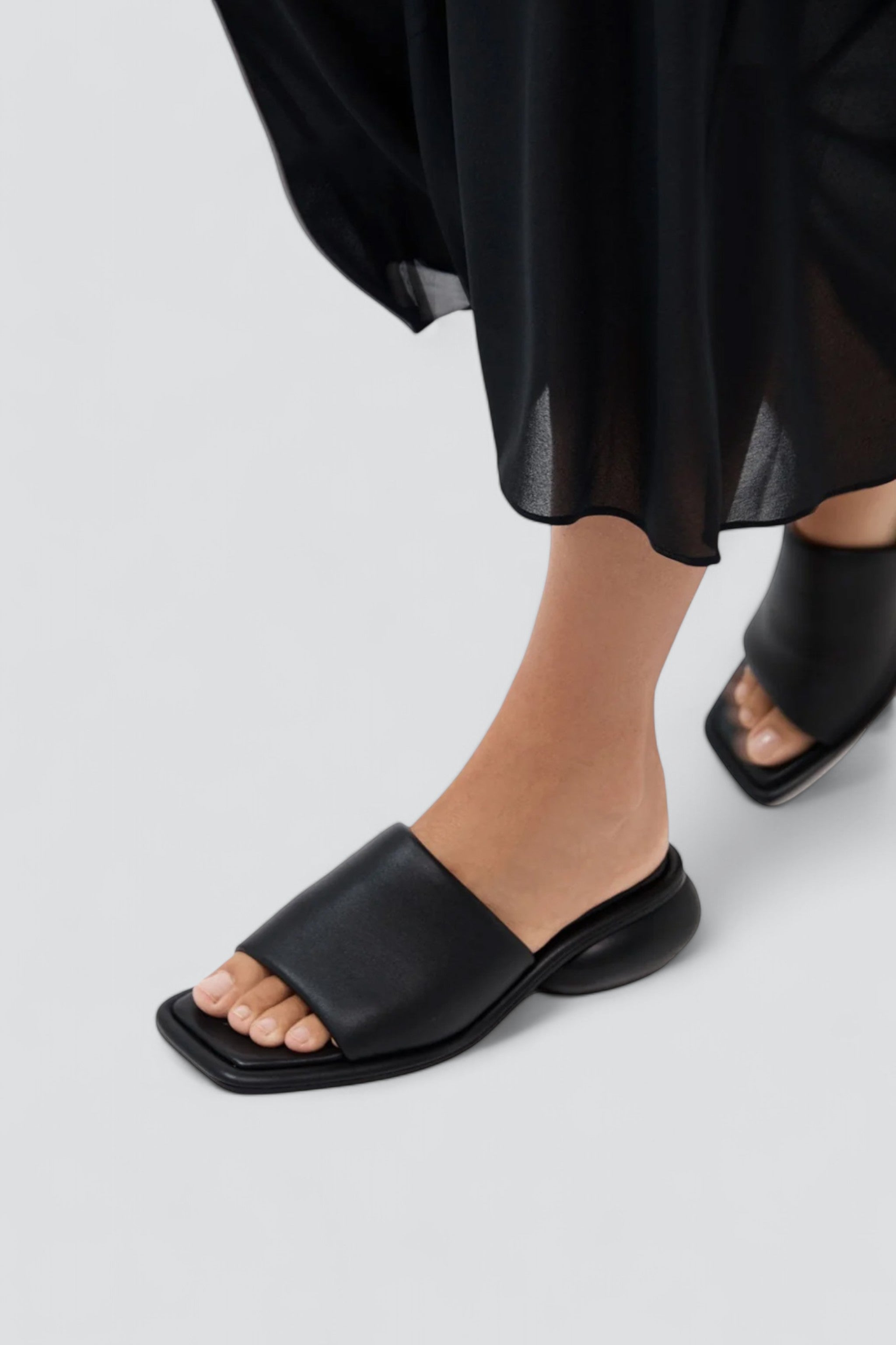 Black Minimal Dome Heel