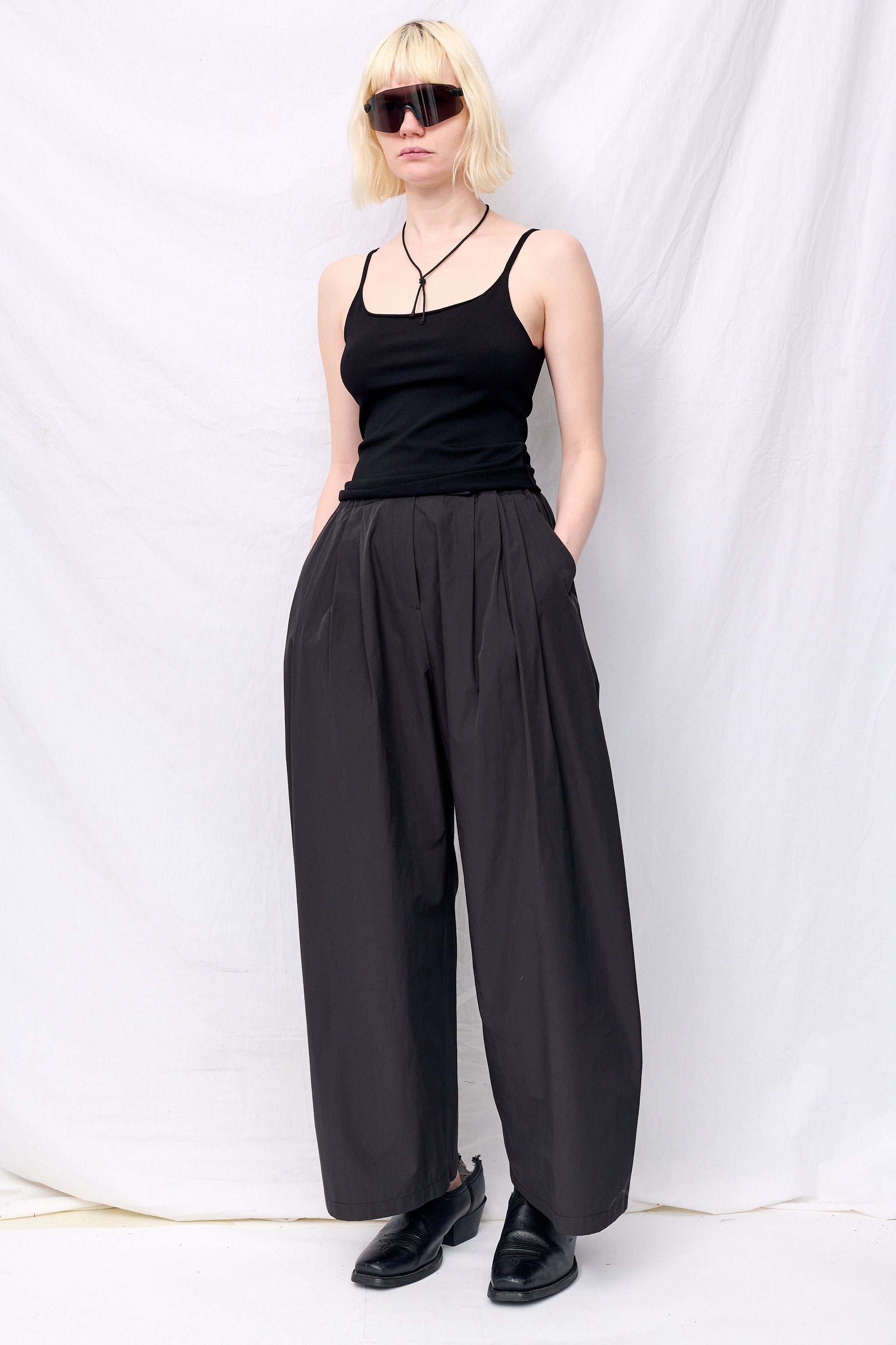 Black Three Tuck Banding Pant