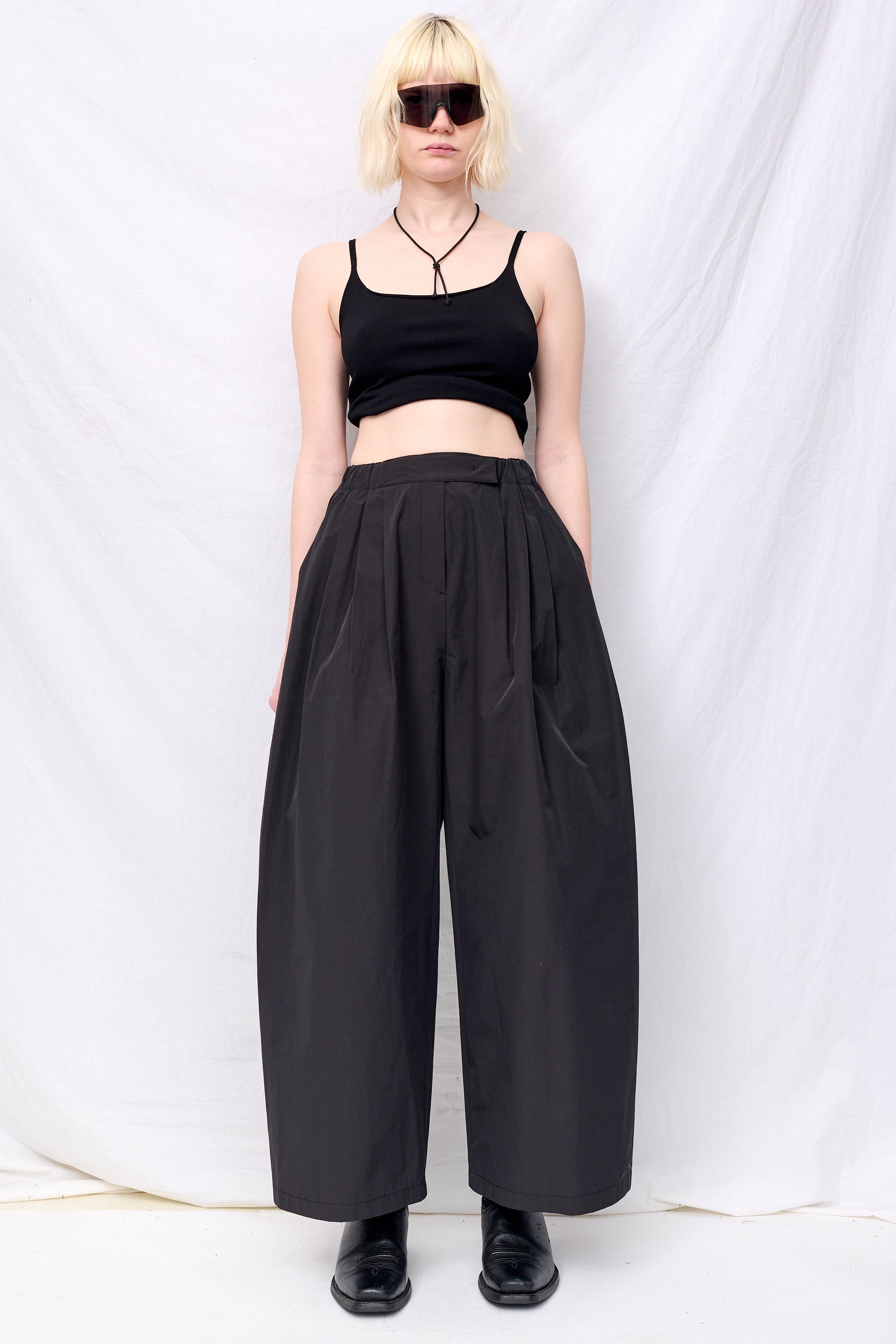 Black Three Tuck Banding Pant