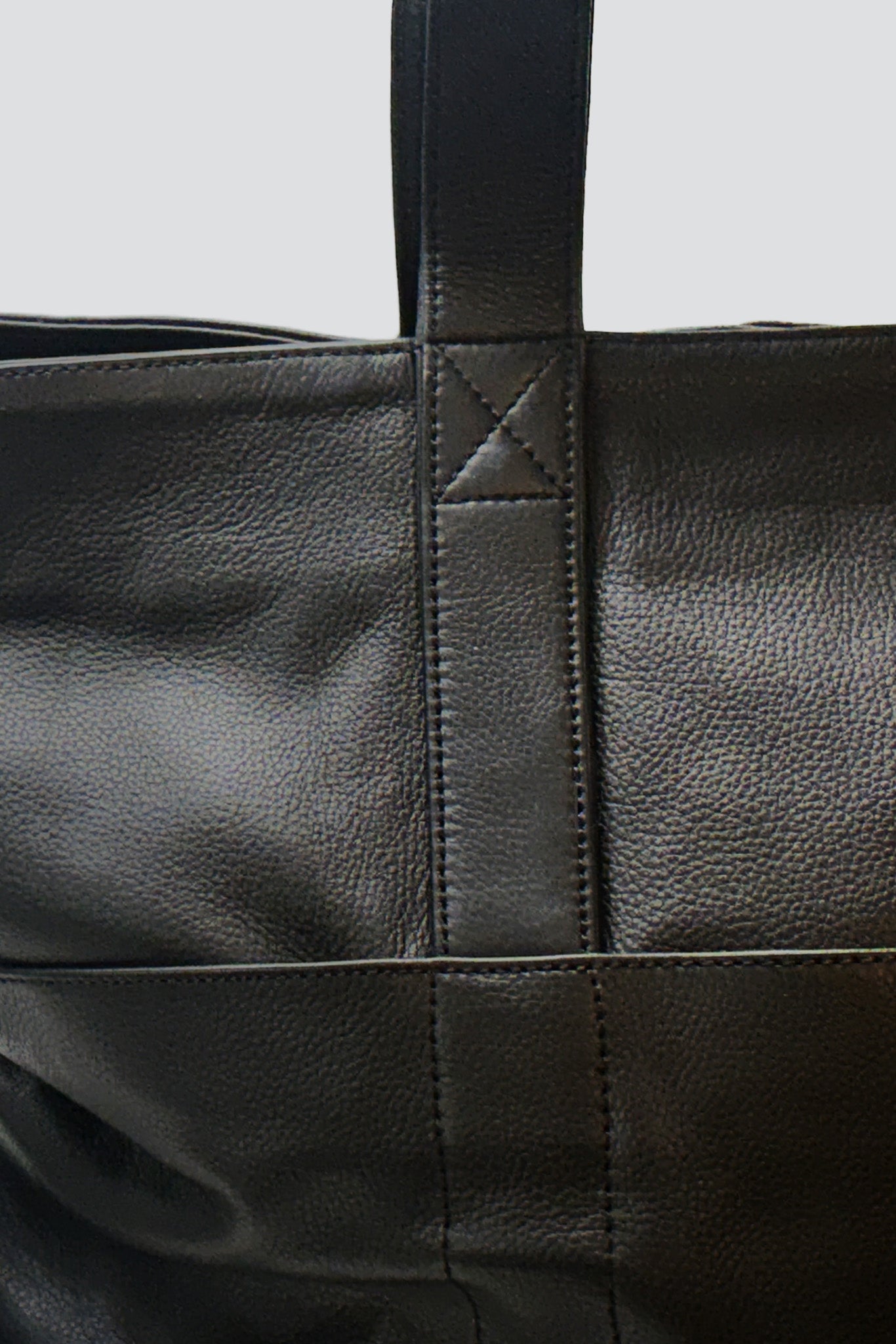 バックトゥブラック Black Leather Travel Tote - Assembly New York